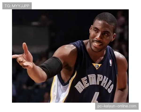 埃迪·琼斯无球跑动制造空位，拉开空间改变球队进攻结构